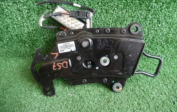Citroen DS7 Crossback Seat back rest lock catch 9818734380