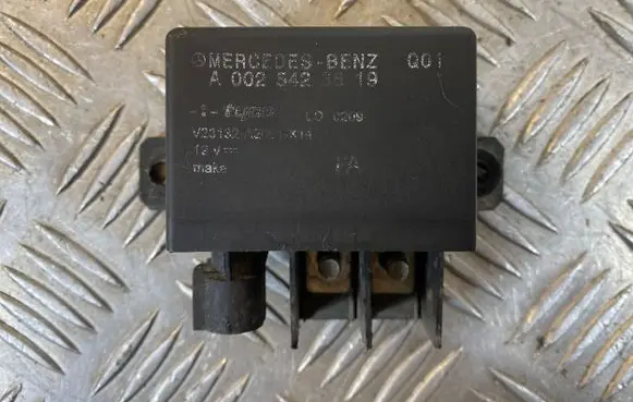 Mercedes-Benz E W211 Charging relay A0025423819 V23132A3001X14