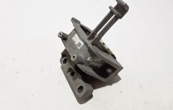 Volkswagen PASSAT B8 Engine mount bracket 3Q0199262J