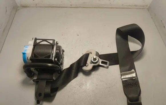 Mazda 6 Front seatbelt 305257810