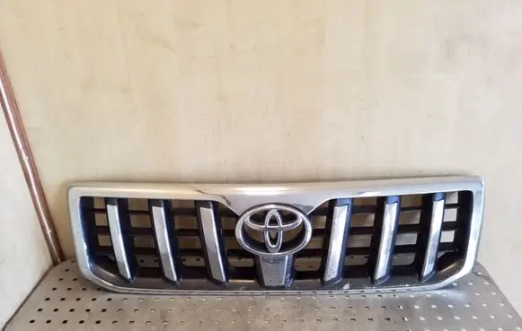 Toyota Land Cruiser (J120) Front bumper upper radiator grill 311160490 5311160500
