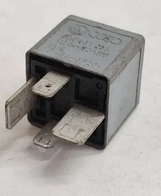 Volkswagen PASSAT B5.5 Other relay 8D0951253 PA66GF25 V23134J52X300