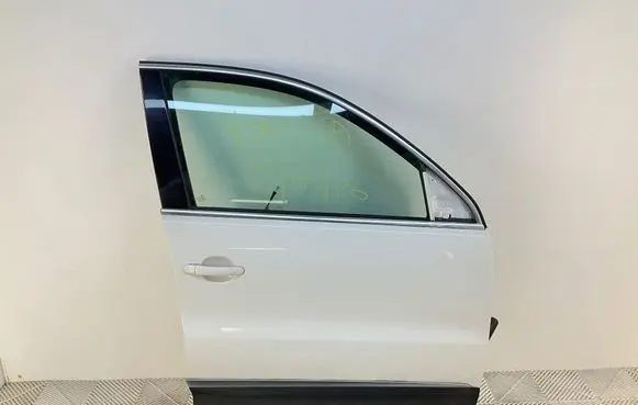 Volkswagen Tiguan Front door 5N0831312C