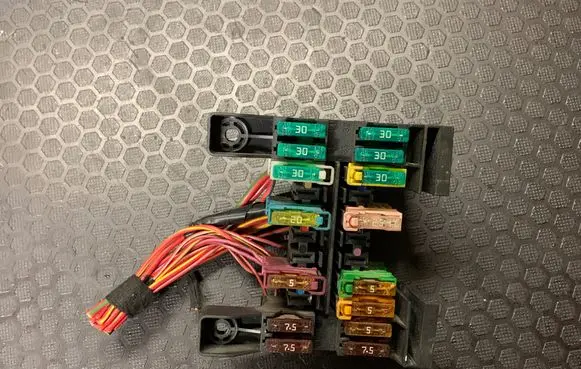 Mercedes-Benz E W211 Fuse module 13943281