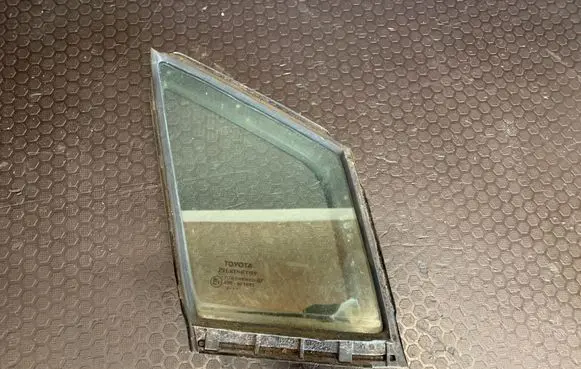 Toyota Avensis T270 Front door vent window glass four-door 43R001605