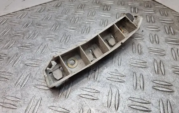 Front bumper mounting bracket