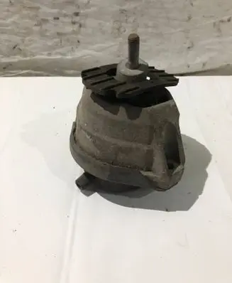 BMW 5 E60 E61 Engine mount bracket 6769874 15934612FR