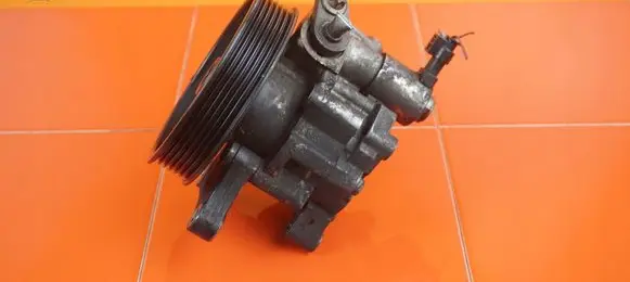 Mercedes-Benz E W212 Power steering pump 20MB53