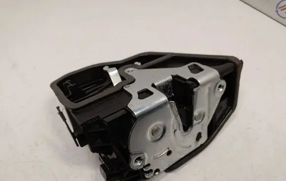 BMW X3 F25 Front door lock 7318416 51217318416 51217276668