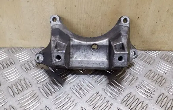 Mercedes-Benz CLS C219 Gearbox mounting bracket A2112420340