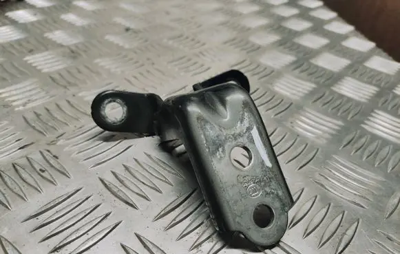 Hyundai ix35 Rear door lower hinge