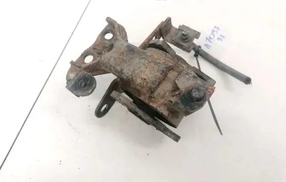 Mazda 323 Engine mount bracket