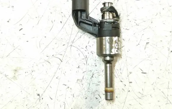 Volkswagen Scirocco Fuel injector 03C906036F