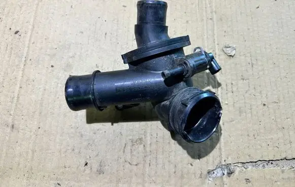 Mercedes-Benz E W212 Thermostat/thermostat housing A6512001715