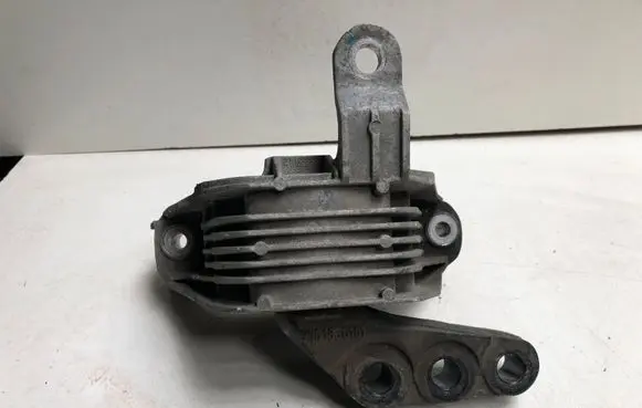 Chevrolet Cruze Engine mount bracket 13248480