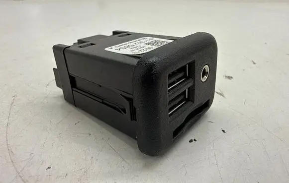 Chevrolet Camaro USB socket connector 13526854
