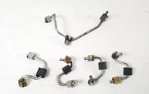 Volkswagen Golf VII Fuel injector supply line/pipe 