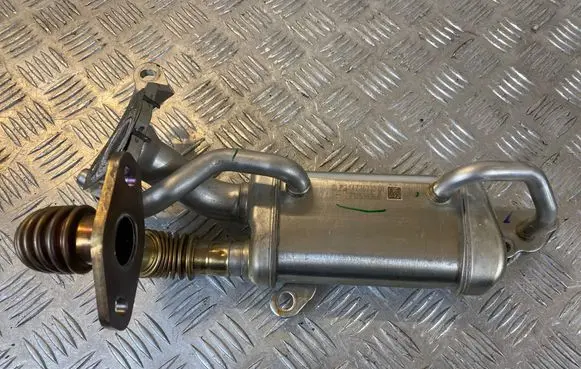 Mercedes-Benz A W176 EGR valve cooler 147357324R 71251836A