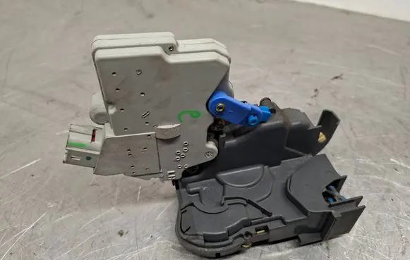 Nissan X-Trail T30 Front door lock 805533Y510 NH11A120