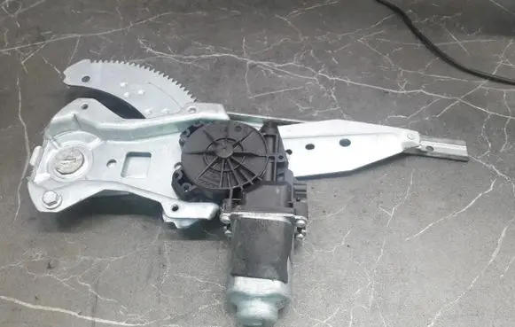 Nissan Note (E12) Rear window lifting mechanism without motor
