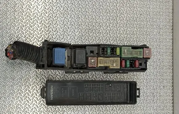 Nissan Juke I F15 Fuse module 7154722330 24382