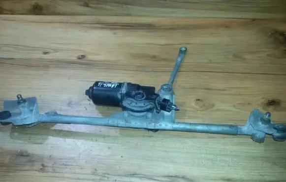 Lexus IS 200-300 Front wiper linkage and motor