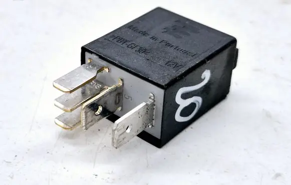 Volkswagen PASSAT B6 Other relay 7M0951253C 95VW10K705EA V23374A1001X007