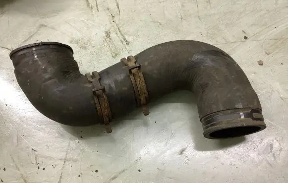 Volvo S60 Intercooler pipe mounting bracket 