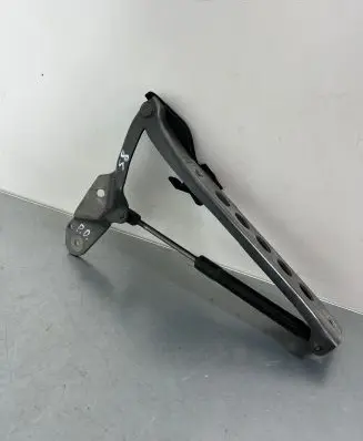 Engine bonnet/hood hinges