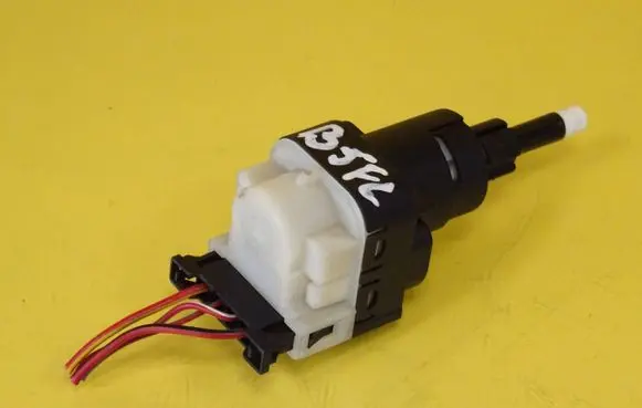 Volkswagen PASSAT B5.5 Brake pedal sensor switch 1K2945511