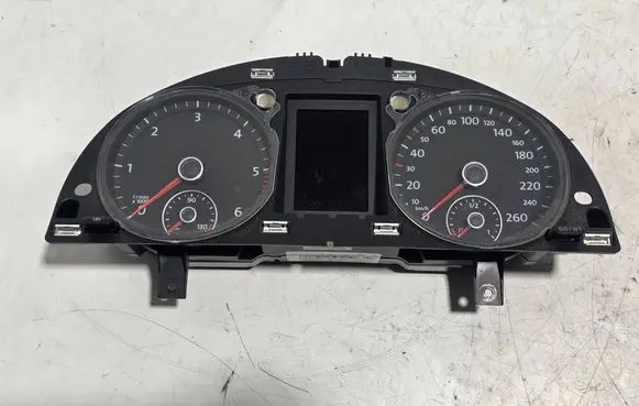 Volkswagen PASSAT B7 Speedometer (instrument cluster) 3AA920870A