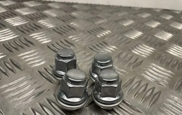 Toyota Avensis T270 Nuts/bolts 