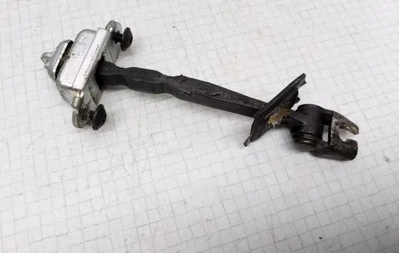 Skoda Octavia Mk2 (1Z) Front door check strap stopper