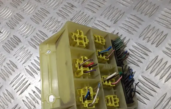 Volvo S40, V40 Relay mounting block MB953394