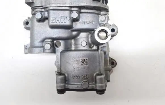 Volkswagen Golf VII Oil pump 04L145208H
