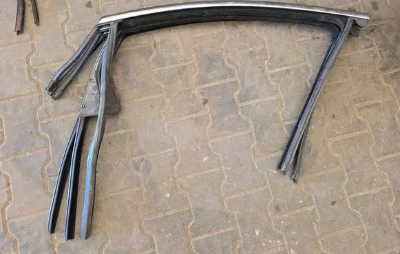 Opel Astra J Front door rubber seal 