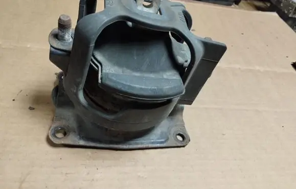 Honda Accord Engine mount bracket