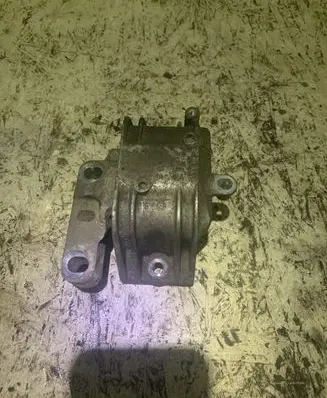 Volkswagen Touran I Engine mount bracket