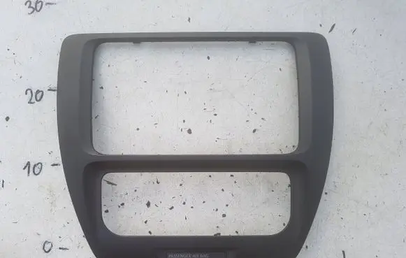 Volkswagen Jetta VI Radio/GPS head unit trim 