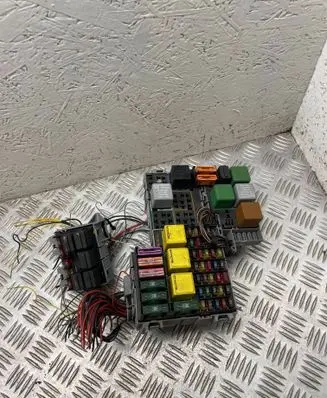 Opel Combo C Fuse module 13142780