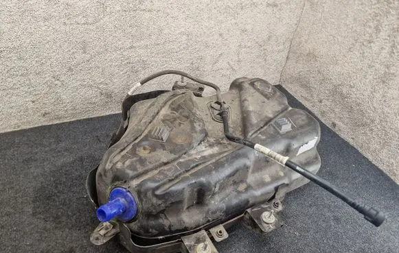 Land Rover Discovery 5 AdBlue liquid reservoir FPLA5J228A FPLA5J228 FPLA5J229AC