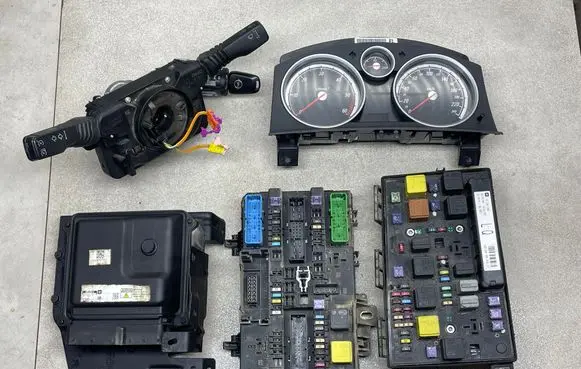 Opel Zafira B Engine ECU kit and lock set 98053909 13268306 13220831