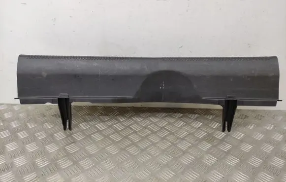 Trunk/boot sill cover protection