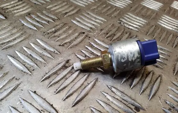 Toyota RAV 4 (XA20) Brake pedal sensor switch