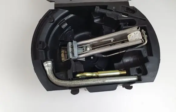 Volkswagen Polo IV 9N3 Tool box 6Q0012115F