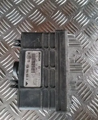 Volkswagen Golf III Engine control unit/module 0261203302303 2675030906026R 26SA339