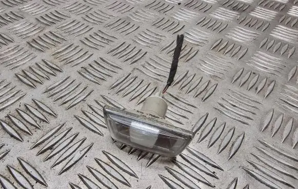 Opel Astra H Front fender indicator light 13252455