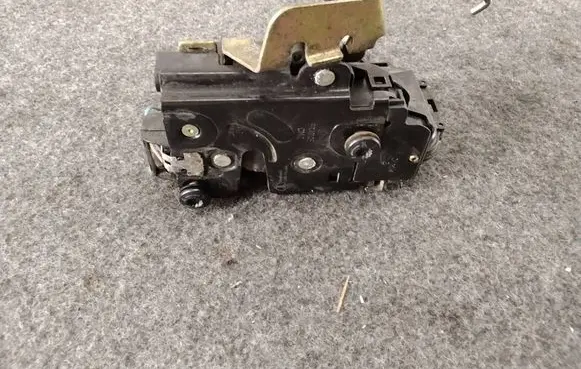 Audi A6 S6 C5 4B Rear door lock 4B0839015B