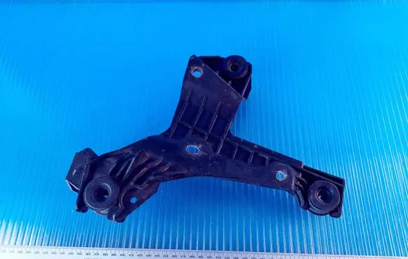 Volvo V70 Air filter cleaner box bracket assembly 30638575