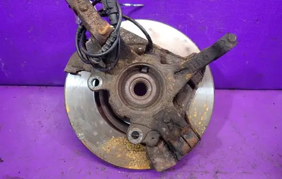Front wheel hub spindle knuckle